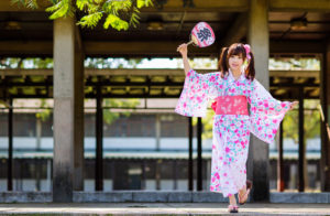 お祭りで浴衣を着たマツエクした女の子